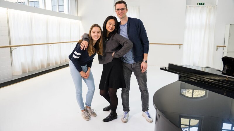 „Princess of Science“ – Tanz und Musik: Gesangslehrer Martin erklärt der musikbegeisterten Josephine wie Gesang entsteht. – Bild: ZDF/​Stefanie Bauer