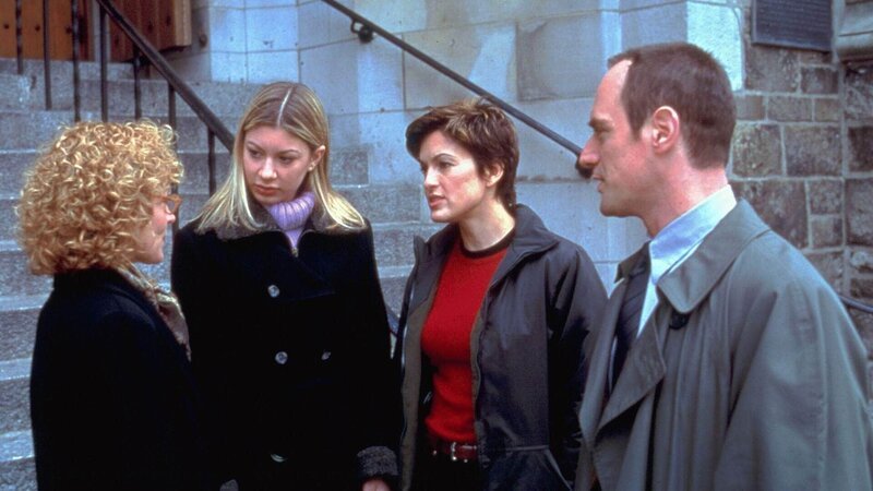 Rebecca Ramsey (Amy Irving, l.) und ihre Tochter Jody (Blythe Auffarth, 2. v. l.) werden von den Detectives Benson (Mariska Hargitay) und Stabler (Christopher Meloni) befragt. – Bild: RTL