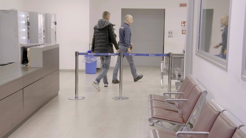 Der Passagier wird abgeschoben, da ihm die Einreise in das Schengen-Gebiet untersagt ist. (National Geographic/​OMAVA) – Bild: National geographic