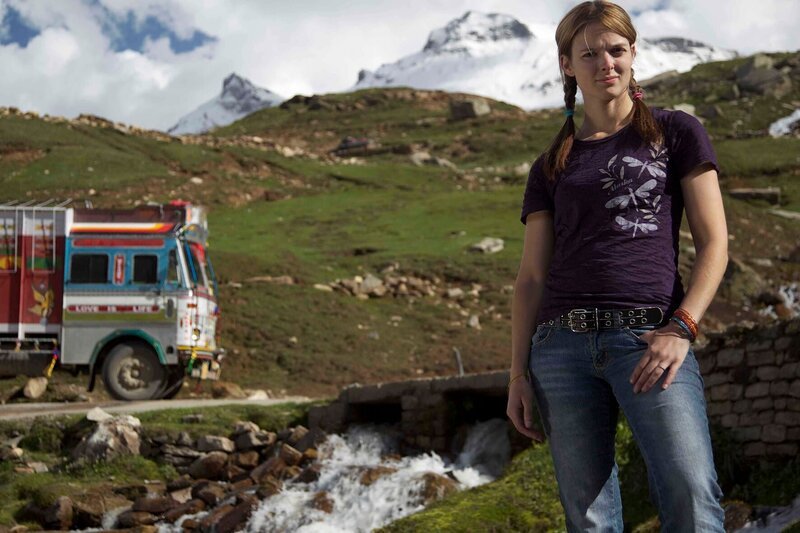 Truckerin Lisa Kelly muss auf den schwindelerregenden Gebirgsstraßen im Himalaya ihr fahrerisches Können beweisen. – Bild: ProSieben MAXX