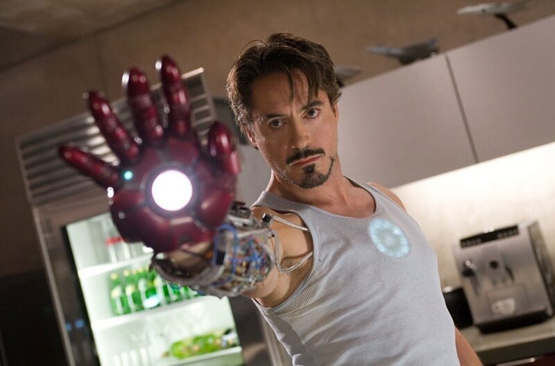 Eine Entführung durch Terroristen bringt Tony Stark (Robert Downey jr.) dazu, über seine Vergangenheit nachzudenken und als er auch noch eine Verschwörung aufdeckt, in die sogar seine rechte Hand verstrickt ist, trifft er eine Entscheidung: Er will als Iron Man die Welt vor einer Katastrophe beschützen … – Bild: CH Media