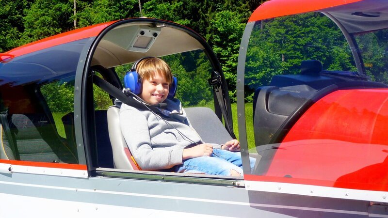 Ian liebt Flugzeuge und das Fliegen. Heute geht ein großer Traum für ihn in Erfüllung. – Bild: ZDF/​Studio.TV.Film GmbH