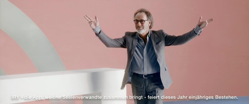 Der Entwickler der App IRY (Hugo Egon Balder), die über einen Iris-Scan Seelenverwandte zusammenbringt, begrüßt die Zuschauer zur gleichnamigen Show. – Bild: MDR/​Maximilian Miller