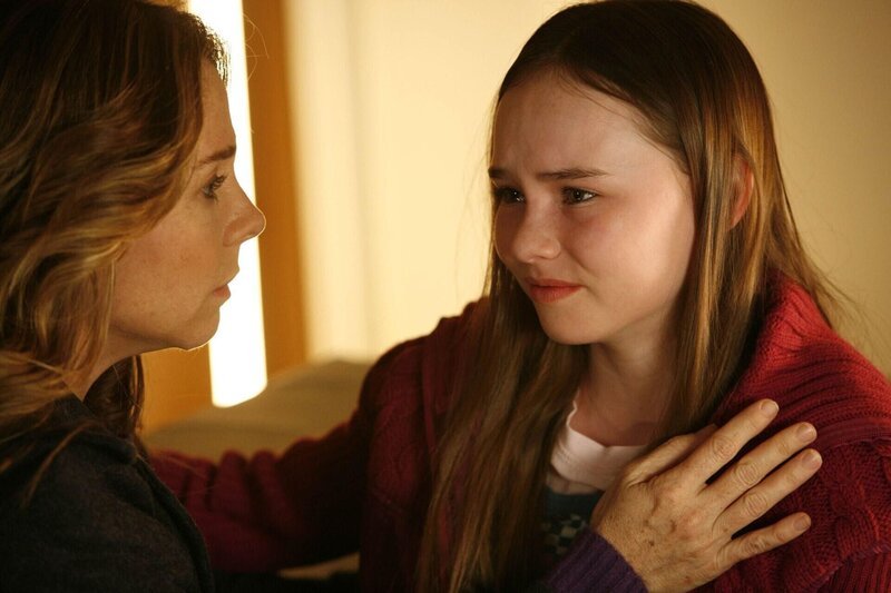 Lorraine Burch (Megan Follows, li.) versucht ihre Tochter Samantha (Madeline Carroll) zu beruhigen. Was das Mädchen wohl beschäftigt? – Bild: RTL /​ Fox