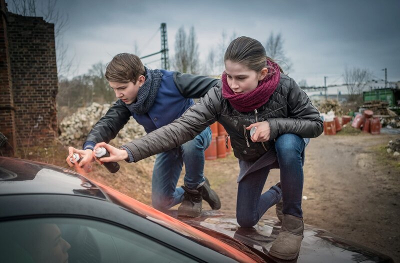 Johannes und Mia stoppen die Aalschmuggler. – Bild: NDR/​Boris Laewen
