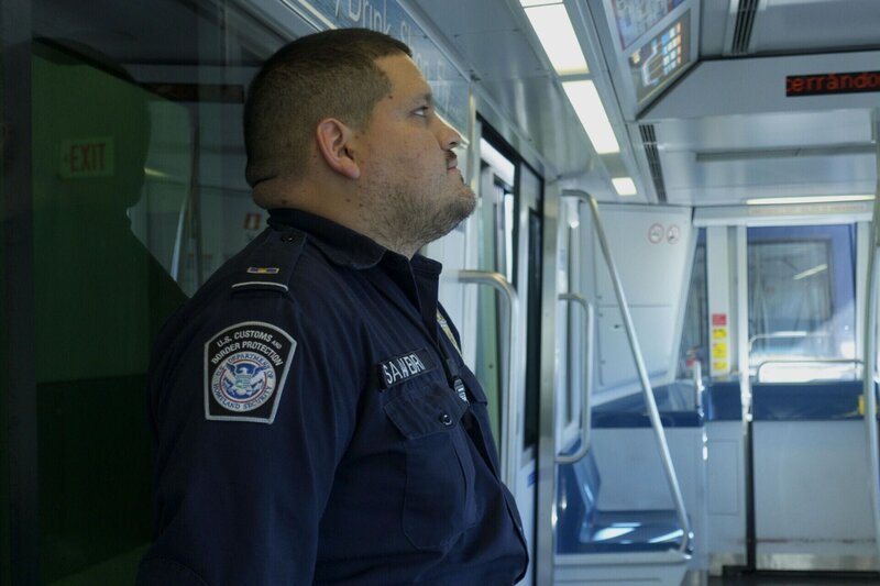Miami, FL – Officer Saavedra riding the airtrain to baggage claim. (National Geographic/​Lucky 8 TV) – Bild: 2021 NGC Network US, LLC. All rights reserved. Lizenzbild frei
