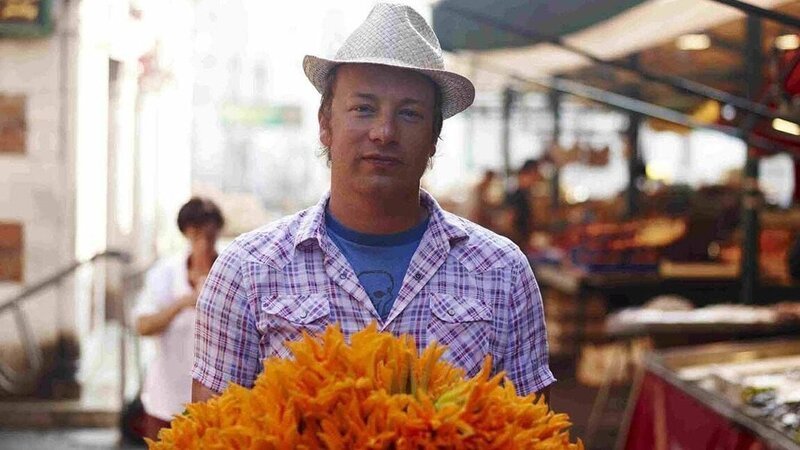 Die Serie mit Jamie Oliver ist ein einziges Abenteuer. In jeder Folge erforscht der Kult-Koch die Küche eines anderen Landes und macht dabei aufregende Entdeckungen. Zunächst lernt er in Marrakesch eine völlig andere Esskultur kennen. In Griechenland fischt er das erste Mal in seinem Leben mit einem Speer. In Andalusien kocht er die größte Paella der Welt und in Frankreich freundet er sich mit einem Trüffelschwein an. Auf seinen Reisen lernt Jamie Oliver zudem eine Reihe anderer Köche kennen, die unter anderem in Cafés, Gasthäusern, loklaen Restaurants und selbst in herkömmlichen Küchen von ganz normalen Leuten ausgezeichnetes Essen zubereiten. Hier ist er in Italien (Venedig). – Bild: RTL