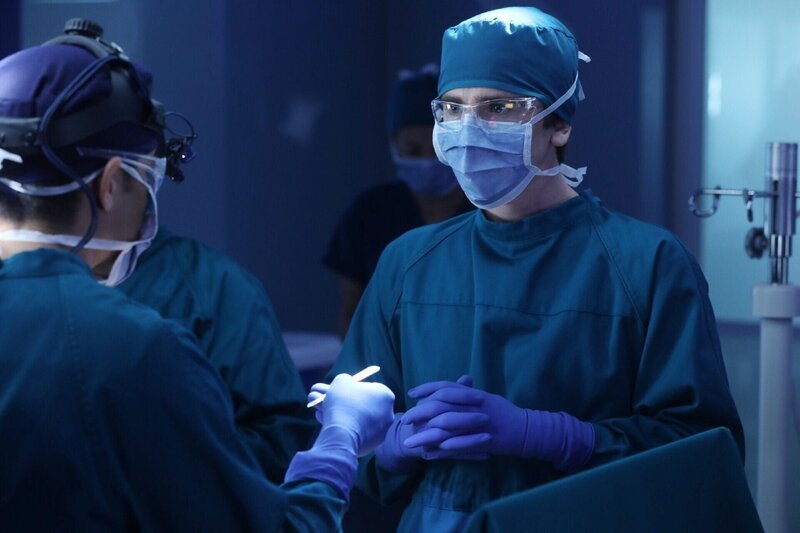 Dr. Neil Melendez (Nicholas Gonzalez, Rückansicht), Dr. Shaun Murphy (Freddie Highmore) +++ – Bild: RTL /​ © 2017 Sony Pictures Television Inc