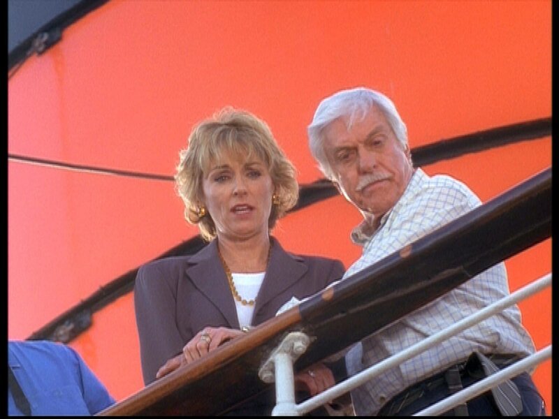 Mark (Dick Van Dyke, r.) kümmert sich um Clare (Brynn Thayer, l.), deren Mann bei einer Kreuzfahrt über Bord gegangen ist. – Bild: Viacom Lizenzbild frei