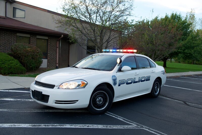 White American Police sedan with red/​blue lights on. – Bild: Shutterstock /​ Shutterstock /​ Copyright (c) 2013 Brad Sauter/​Shutterstock. No use without permission.