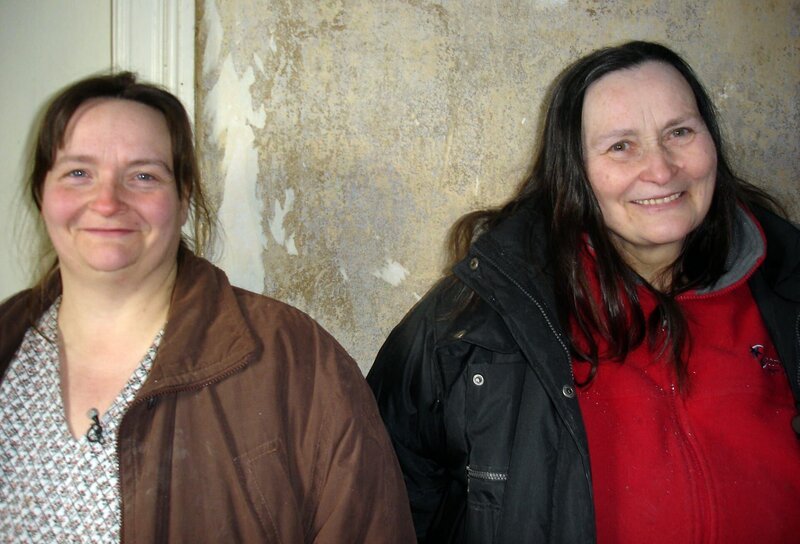 Sabine (68, re.) und Tochter Evelyn (42) sind echte Lebenskünstlerinnen. Obwohl beide nur über wenig Geld verfügen, haben sie es geschafft, sich ein eigenes Haus zu kaufen. – Bild: Imago TV /​ RTL II /​ Imago TV /​ © RTL II