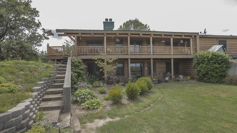 The back yard of the River Side Cabin is spacious with lots of native plants, as seen on Log Cabin Living. – Bild: 2014,HGTV/​Scripps Networks, LLC. All Rights Reserved