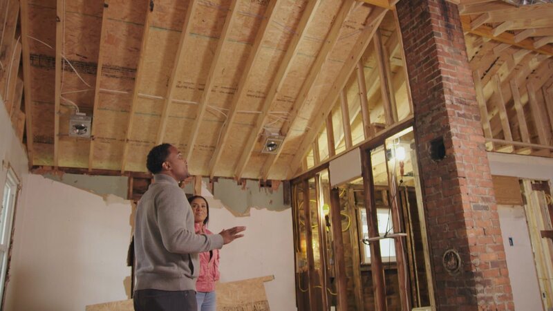 Immobilienprofis DeRon Jenkins und Paige Turner sehen großes Potential in dem verwirrenden Grundriss eines Hauses in East Nashville. Doch eine kleine Dachreparatur offenbart versteckte Probleme. Da DeRon nicht in der Stadt ist, will Paige die Krise auf eigene Faust bewältigen. – Bild: HGTV