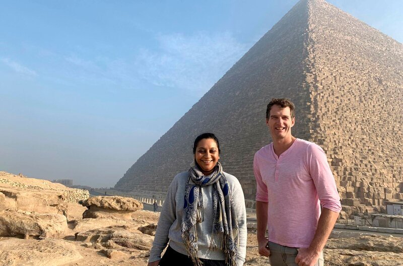 Archäologin Raksha Dave und Historiker Dan Snow vor den Pyramiden in Ägypten. – Bild: phoenix/​BR/​Voltage TV