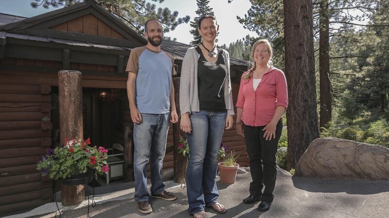 Broker Wendy poses with homeowners Brian and Christina between home showings, as seen on Log Cabin Living. – Bild: 2014 HGTV /​ Scripps Networks, LLC. All Rights Reserved