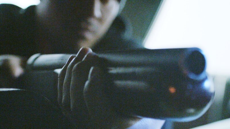 Ein Mann hält ein Gewehr in der Hand – Bild: Crime + Investigation /​ A+E Networks