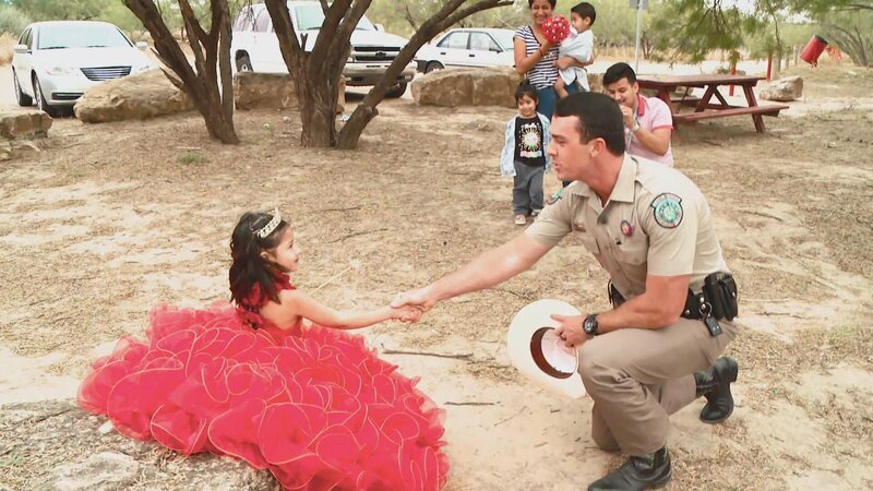 Game Warden with a little girl in a red dress. – Bild: Animal Planet