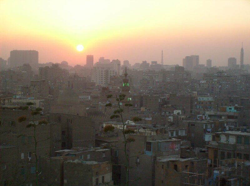 Blick auf die Altstadt von Kairo. Hier leben die Armen Kairos. (Nicht die ärmsten.) – Bild: SWR/​A. Stenzel