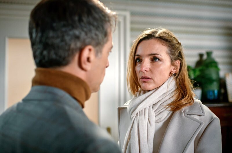 Lia (Deborah Müller, r.) konfrontiert Robert (Lorenzo Patané, l.) mit ihrer Vermutung. – Bild: ARD/​Christof Arnold