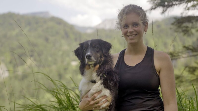 Porträt von Nina Schönemann, Waldökologin im Wildnisgebiet Dürrenstein-Lassingtal, mit Hund – Bild: ServusTV /​ Terra Mater /​ Oliver Indra /​ Terra Mater Studios