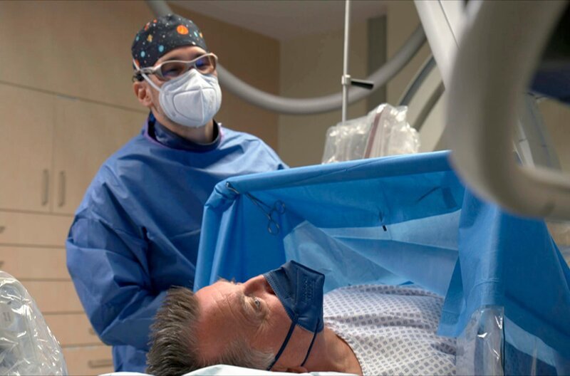 SWR SWR STORY: MYOME, PROSTATA, GELENKE, „Wann hilft die Embolisation?“, am Mittwoch (07.02.24) um 20:15 Uhr im SWR. Arzt und Patient bei der Embolisation. © SWR, honorarfrei – Verwendung gemäß der AGB im engen inhaltlichen, redaktionellen Zusammenhang mit genannter SWR-Sendung bei Nennung „Bild: SWR“ (S2+). SWR Presse/Bildkommunikation, Baden-Baden, Tel: 07221/929–23876, foto@swr.de – Bild: SWR / SWR Presse/Bildkommunikation SWR SWR STORY: MYOME, PROSTATA, GELENKE, „Wann hilft die Embolisation?“, am Mittwoch (07.02.24) um 20:15 Uhr im SWR. Arzt und Patient bei der Embolisation. © SWR, honorarfrei – Verwendung gemäß der AGB im engen inhaltlichen, redaktionellen Zusammenhang mit genannter SWR-Sendung bei Nennung „Bild: SWR“ (S2+). SWR Presse/Bildkommunikation, Baden-Baden, Tel: 07221/929–23876, foto@swr.de – Bild: SWR / SWR Presse/Bildkommunikation
