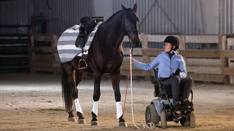 Die kanadische Paralympics-Gewinnerin Lauren Barwick (Lauren Barwick) soll den Afghanistan-Veteranen Bryce inspirieren, das Reiten nicht aufzugeben. – Bild: Bibel TV