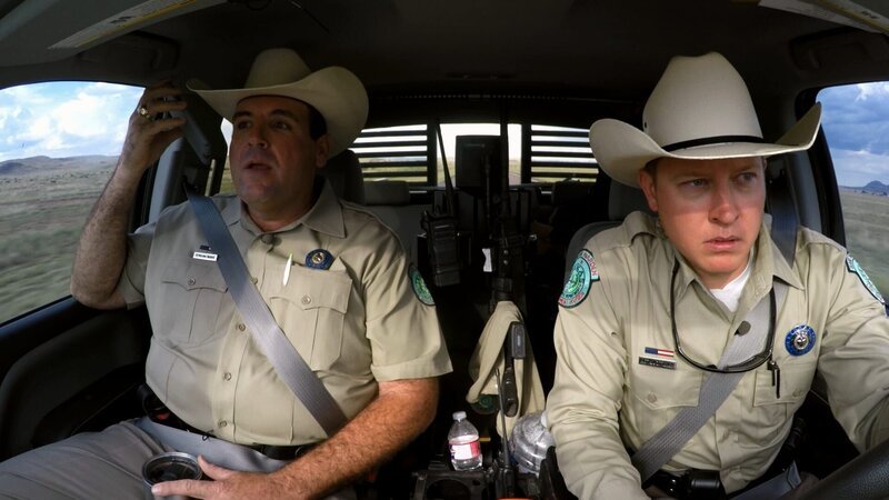 Two Wardens in the car, one is talking on the phone. – Bild: Animal Planet /​ Discovery Communications, LLC