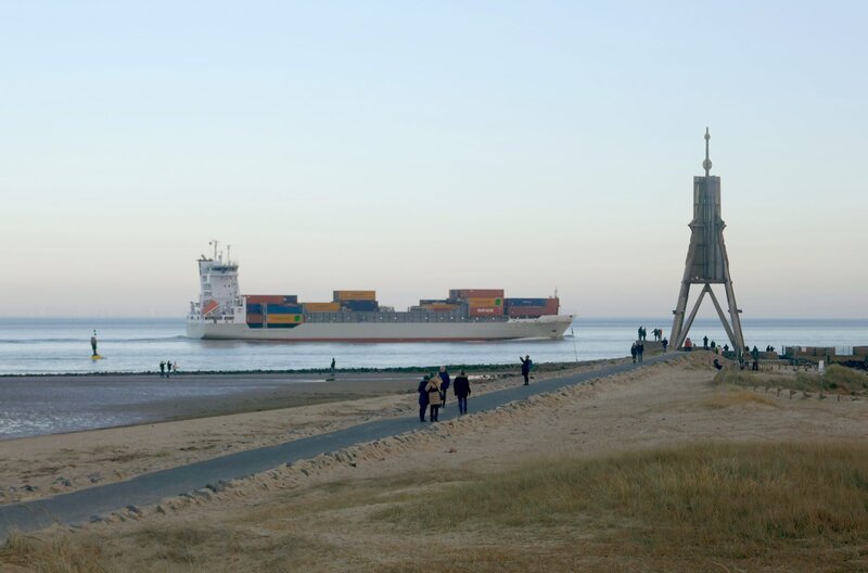 Die HENNEKE RAMBOW fährt vor Cuxhaven in die Elbe ein. – Bild: NDR/​Ulrich Patzwahl