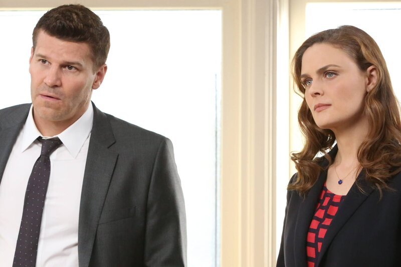 Seeley Booth (David Boreanaz, l.); Temperance Brennan (Emily Deschanel, r.) – Bild: 2013–2014 Fox and its related entities. All rights reserved. Lizenzbild frei