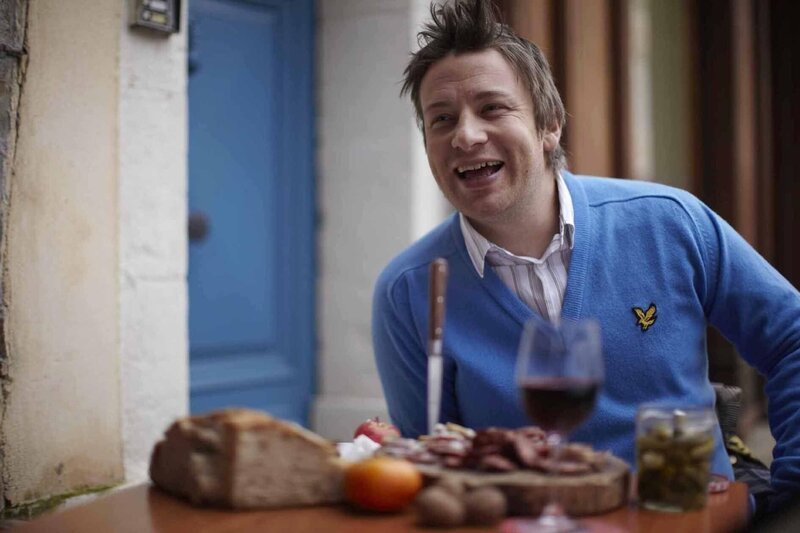 Die Serie mit Jamie Oliver ist ein einziges Abenteuer. In jeder Folge erforscht der Kult-Koch die Küche eines anderen Landes und macht dabei aufregende Entdeckungen. Zunächst lernt er in Marrakesch eine völlig andere Esskultur kennen. In Griechenland fischt er das erste Mal in seinem Leben mit einem Speer. In Andalusien kocht er die größte Paella der Welt und in Frankreich freundet er sich mit einem Trüffelschwein an. Auf seinen Reisen lernt Jamie Oliver zudem eine Reihe anderer Köche kennen, die unter anderem in Cafés, Gasthäusern, loklaen Restaurants und selbst in herkömmlichen Küchen von ganz normalen Leuten ausgezeichnetes Essen zubereiten. Hier ist er in Frankreich. – Bild: RTL