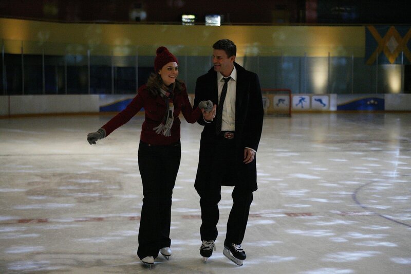BONES: Booth (David Boreanaz, R) teaches Brennan (Emily Deschanel, L) to skate in the second hour of the BONES 2-hour time period premiere „Double Trouble in the Panhandle/​Fire in the Ice“ airing Thursday, Jan. 22 (8:00–10:00 PM ET/​PT) on FOX. ©2009 Fox Broadcasting Co. Cr: Greg Gayne/​FOX – Bild: 2008–2009 Fox and its related entities. All rights reserved. /​ Greg Gayne Lizenzbild frei