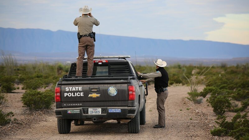 Police truck with Warden standing next to it. – Bild: Animal Planet /​ Discovery Communications, LLC