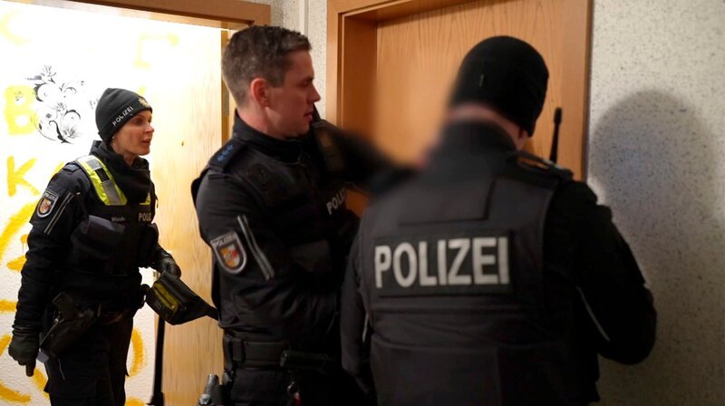 Polizeiobermeister Hans Hartung und Kollegen beim Zugriff. – Bild: NDR/​Thomas Eichler