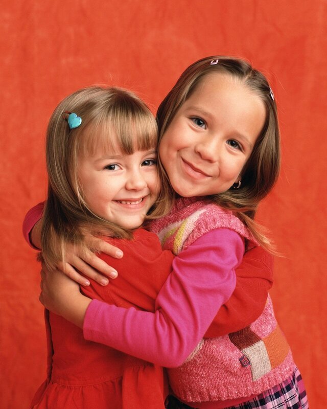 Die Geschwister Gracie (Billi Bruno) und Ruby (Taylor Atelian, re.) sind ein Herz und eine Seele. – Bild: Disney Channel