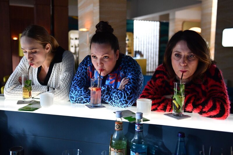 Hanna (Sarah Victoria Schalow, M.) wappnet sich mit Ava (Laura Egger, l.) und Daniela (Berrit Arnold) für ihre Begegnung mit ihrem Ex. +++ – Bild: RTL /​ Julia Feldhagen