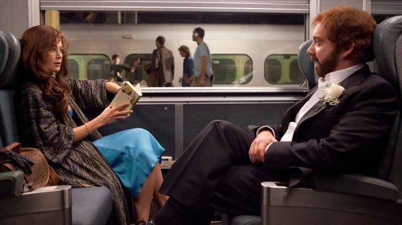 Im Zug: Miriam (Rosamund Pike) im Gespräch mit Barney (Paul Giamatti). – Bild: WDR/​Takashi Seida
