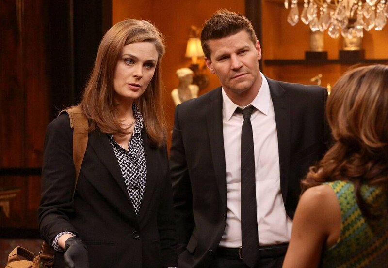 Temperance Brennan (Emily Deschanel, l.); Seeley Booth (David Boreanaz, r.) – Bild: 2013–2014 Fox and its related entities. All rights reserved. Lizenzbild frei