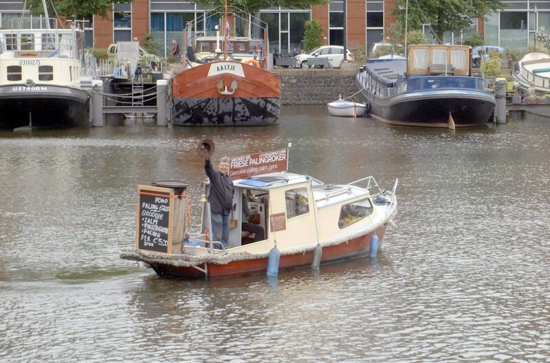 Der Aalverkäufer Bas Oosterbaan ist der Erste seit 30 Jahren, der seinen Fisch vom Boot aus verkauft. – Bild: Filmquadrat /​ Der Aalverkäufer Bas Oosterbaan ist der Erste seit 30 Jahren, der seinen Fisch vom Boot aus verkauft.