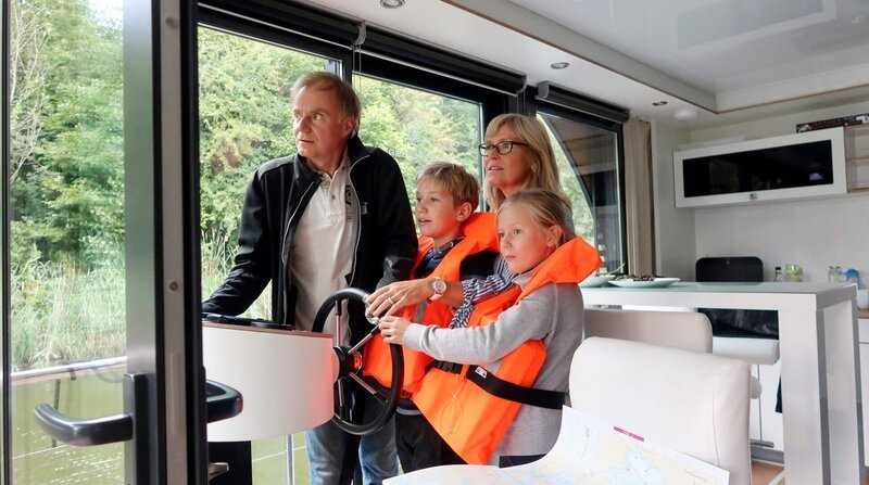 Familie Kahan mit dem Hausboot unterwegs zum Fischerfest nach Wesenberg. – Bild: ZDF und NDR/​B.vision Media GmbH/​Gerd Sam.