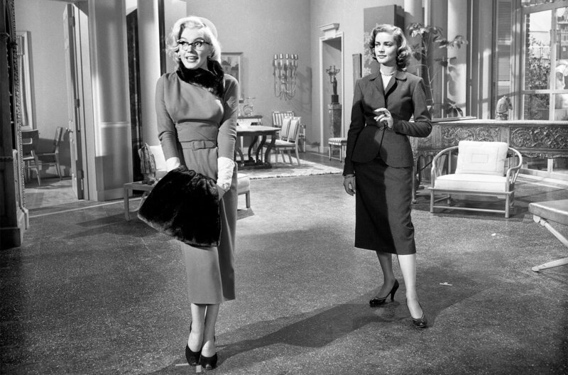 Wie angelt man sich einen Millionär? – Bild: Twentieth Century Fox Corporation /​ Pola (Marilyn Monroe, li.) bewundert das Apartment, das Tschicki (Lauren Bacall, re.) gemietet hat.