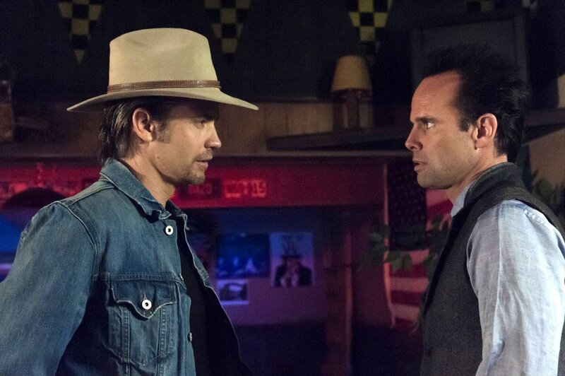 CAST: Timothy Olyphant as Raylan Givens, Walton Goggins as Boyd Crowder. – Bild: 2013 Sony Pictures Television Inc. and Bluebush Productions, LLC. All Rights Reserved. James Minchin /​ Fox /​ Sony Pictu /​