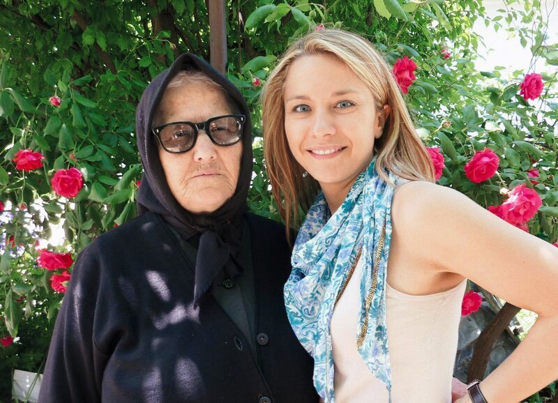 SF unterwegs – Griechenland Moderatorin Wasiliki Goutziomitros (r.) mit ihrer griechischen Grossmutter – Bild: SF