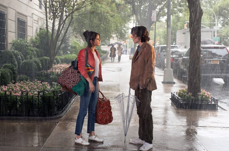 A Rainy Day in New York – Bild: Jessica Miglio/​2018 Gravier Productions Inc.  /​ Gatsby (Timothée Chalamet) trifft in New York auf die Schwester seiner Ex-Freundin ? Chan (Selena Gomez).