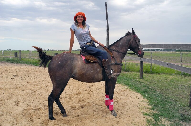 Silvina Casadedio, genannt „La Chisun“, ist Pferdezähmerin und lebt ihren Traum: ihre ganze Zeit den Pferden widmen. – Bild: ARTE /​ © MedienKontor/​German Kral /​ © MedienKontor/​German Kral