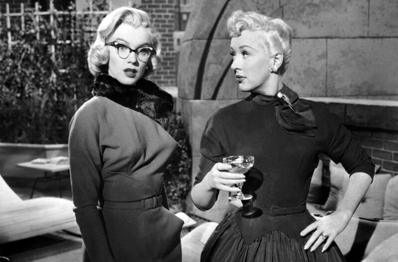 Wie angelt man sich einen Millionär? – Bild: Twentieth Century Fox Corporation /​ Betty Grable (re.) als Tütü Dempsey und Marilyn Monroe (li.) als Pola Debevoise auf der Dachterrasse ihres Luxusapartments