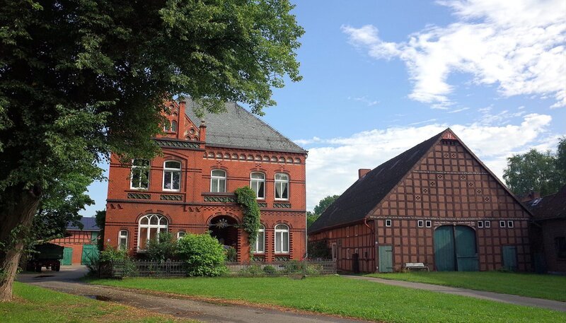Die meisten Häuser in Güstritz sind giebelständige Fachwerkbauten: Familie Grünhagen bewohnt eine architektonische Ausnahme. – Bild: NDR/​Till Lehmann