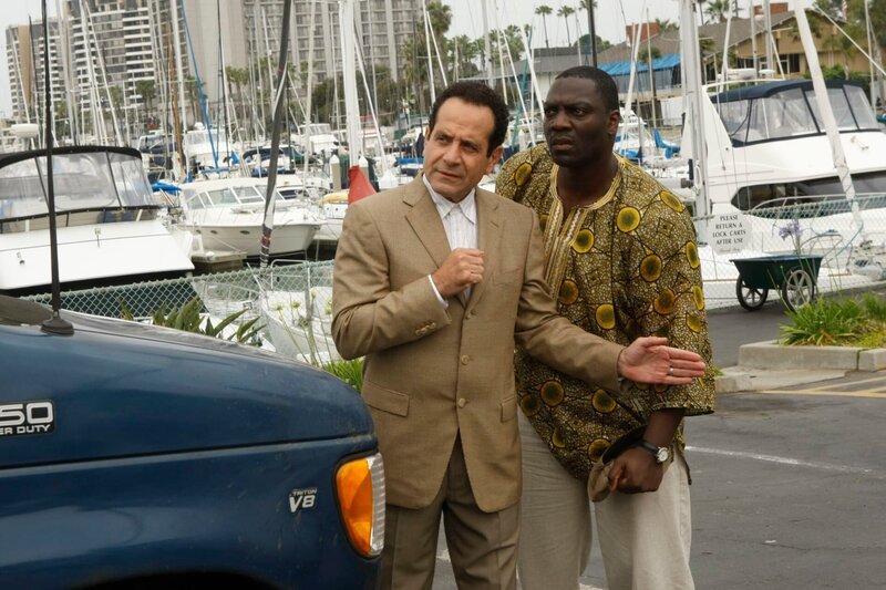 L-R: Adrian Monk (Tony Shalhoub), Samuel Waingaya (Adewale Akinnuoye-Agbaje ) – Bild: Warner TV Serie