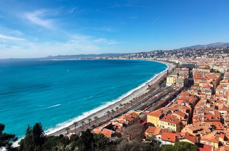 Blick auf die Promenade des Anglais vom Schlossberg – Bild: ZDF und SR/​Maria C. Schmitt.