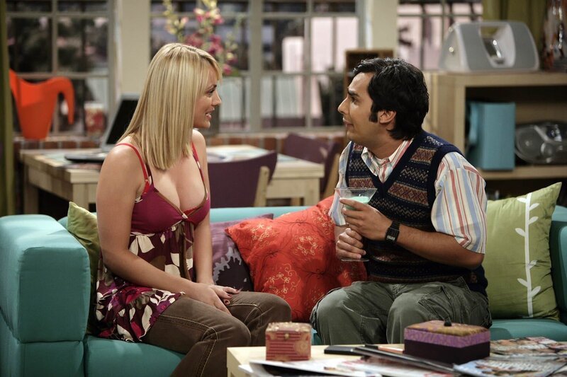 Damit sich Raj (Kunal Nayyar, r.) ungezwungen mit seiner zukünftigen Frau Lalita unterhalten kann, lässt sich Penny (Kaley Cuoco, l.) etwas Besonderes einfallen … – Bild: PLURIMEDIA (Warner Bros)