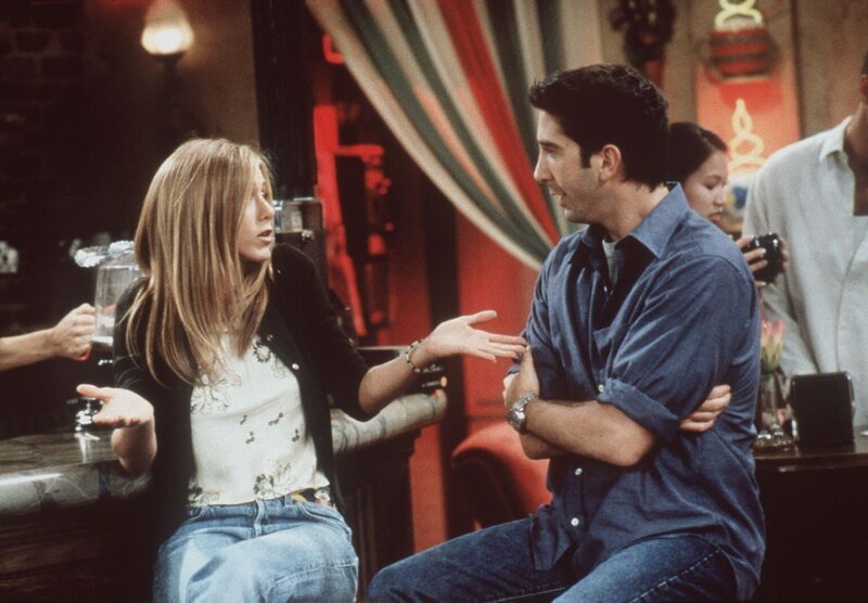 Ross (David Schwimmer, r.) bietet Rachel (Jennifer Aniston, l.) an, bei ihm einzuziehen … – Bild: ProSieben Media AG
